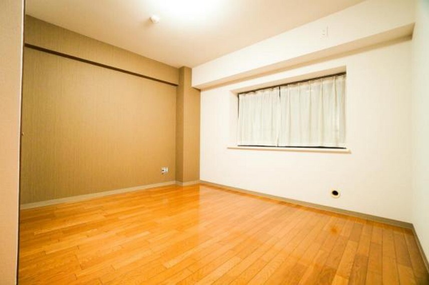 心と体をゆったりと安らげる洋室。部屋のゆとりが大きい分だけ、暮らしの安らぎは深まります。一日の疲れを癒すだけでなく、ご夫婦の親密な語らいを紡ぎ出します。