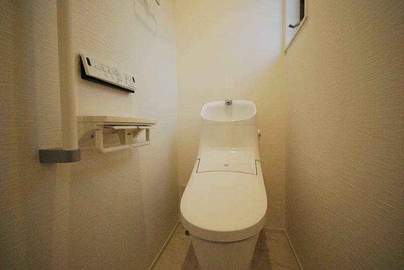 トイレ 高機能温水洗浄便座付きトイレはエコにも配慮。従来品と比べ水道料金が年間約13,800円もお得に。