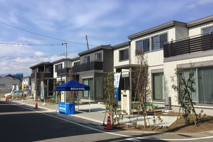 現況外観写真 No.18-6_外観街並(撮影_2021年3月)全区画南側道路の明るい街並み。駐車スペースも2台のゆったり区画。