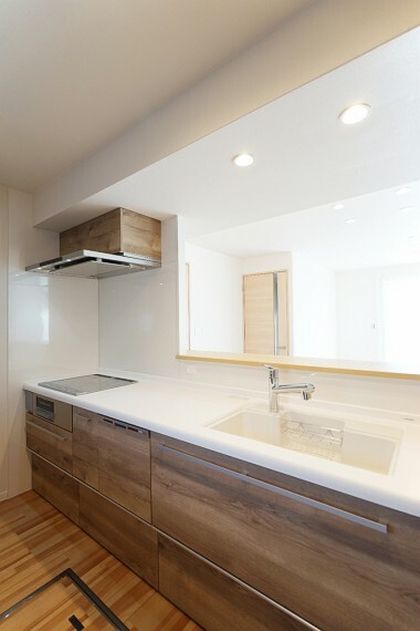 キッチン No.22-2_キッチン（撮影_2022年3月）料理をしながら、リビングダイニングを見渡す設計の対面キッチン。背面キャビネットの収納量に期待。加えて洗面室へのダイレクト動線が家事動線を楽にするポイント。