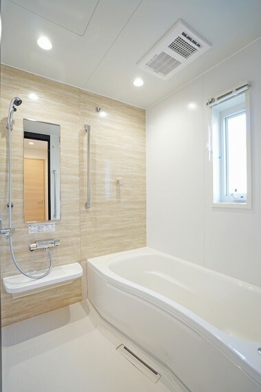 浴室 No.22-2_浴室写真（撮影_2022年3月）高級感のあるダーク色のお風呂がおちつきとくつろぎを生み出す。仕事終わりや、レジャーで楽しみ疲れた身体をリフレッシュ。