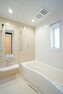 浴室 No.22-4_浴室写真（撮影_2022年3月）高級感のあるダーク色のお風呂がおちつきとくつろぎを生み出す。仕事終わりや、レジャーで楽しみ疲れた身体をリフレッシュ。