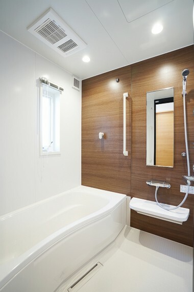 浴室 No.22-5_浴室写真（撮影_2022年3月）高級感のあるダーク色のお風呂がおちつきとくつろぎを生み出す。仕事終わりや、レジャーで楽しみ疲れた身体をリフレッシュ。