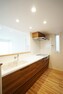 キッチン No.22-5_キッチン（撮影_2022年7月）料理をしながら、リビングダイニングを見渡す設計の対面キッチン。背面キャビネットの収納量に期待。加えて洗面室へのダイレクト動線が家事動線を楽にするポイント。