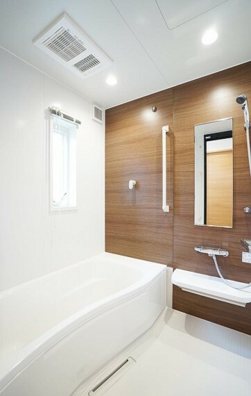 浴室 No.22-5_浴室（撮影_2022年7月）高級感のあるダーク色のお風呂がおちつきとくつろぎを生み出す。仕事終わりや、レジャーで楽しみ疲れた身体をリフレッシュ。搭載された浴室暖房乾燥機は、梅雨時期の洗濯物乾燥にうれしい設備ポイント。