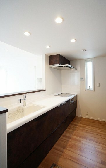 キッチン No.22-1_キッチン（撮影_2022年7月）料理をしながら、リビングダイニングを見渡す設計の対面キッチン。背面キャビネットの収納量に期待。加えて洗面室へのダイレクト動線が家事動線を楽にするポイント。