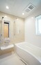 浴室 No.22-2_浴室（撮影_2022年7月）　ゆったりと心を解きほぐす、やさしい色合いのお風呂がおちつきとくつろぎを生み出します。搭載された浴室暖房乾燥機は、梅雨時期の洗濯物乾燥にうれしい設備ポイント。