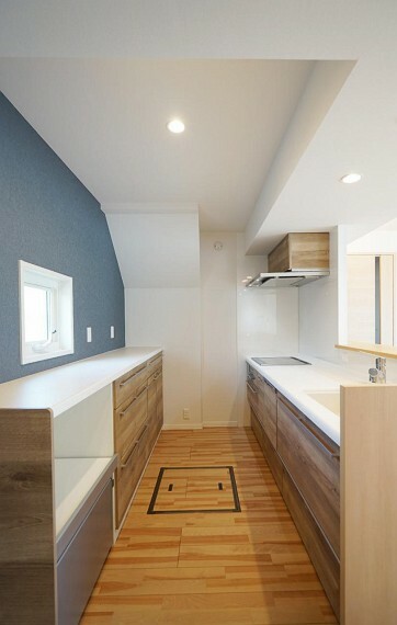キッチン No.22-4_キッチン（撮影_2022年7月）料理をしながら、リビングダイニングを見渡す設計の対面キッチン。背面キャビネットの収納量に期待。加えて洗面室へのダイレクト動線が家事動線を楽にするポイント。