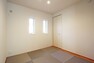 和室 No.F-34_和室（撮影_2021年9月）4.5帖のタタミルームはリビングの真横。お子様の遊び場やお昼寝スペースとしてご利用ください。