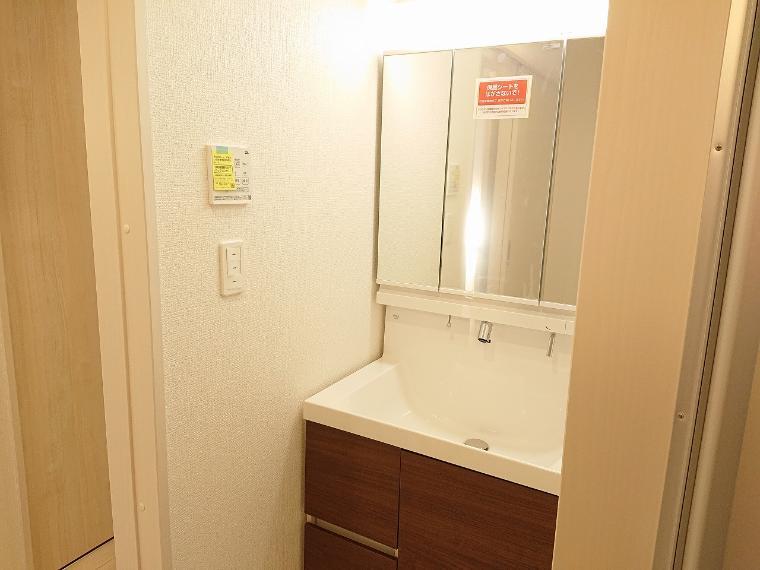洗面化粧台 シャワーヘッド付三面鏡洗面台は身だしなみを整えやすい事はもちろんですが、お掃除も楽です