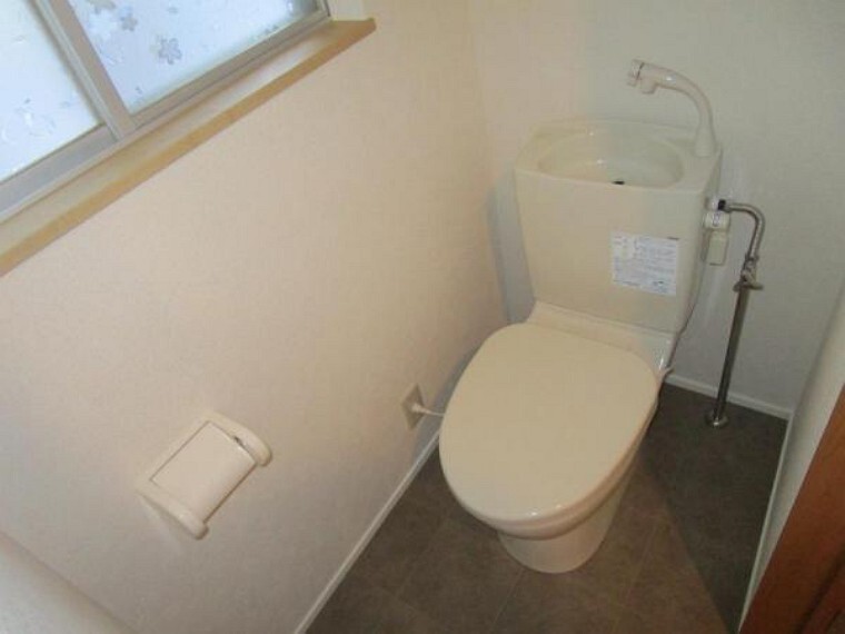 トイレ 【リフォーム済】トイレも新品に交換しました。直接お肌に触れる部分なので、新品だと嬉しいですね。便座は温度調整ができるので、寒い冬場でも安心して利用できます。