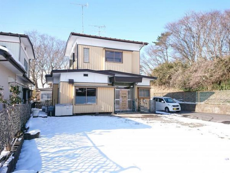 外観写真 【リフォーム中】外の別建物は解体し、砕石を敷きますので駐車場としてご利用いただけます。外壁・屋根は塗装し、玄関の交換を行います。