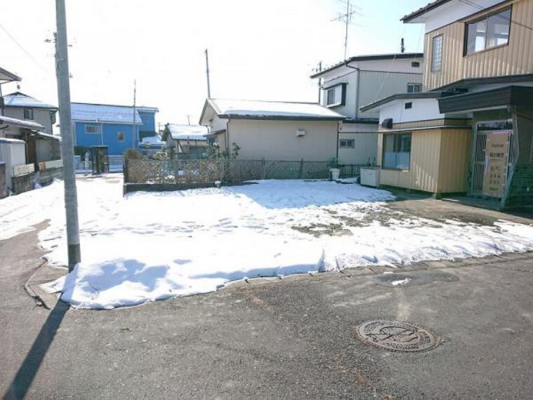 庭 【リフォーム中】玄関前駐車場です。別建物を解体し、砕石を敷き込みますので4台駐車可能になります。お車が多い方でも安心ですね。