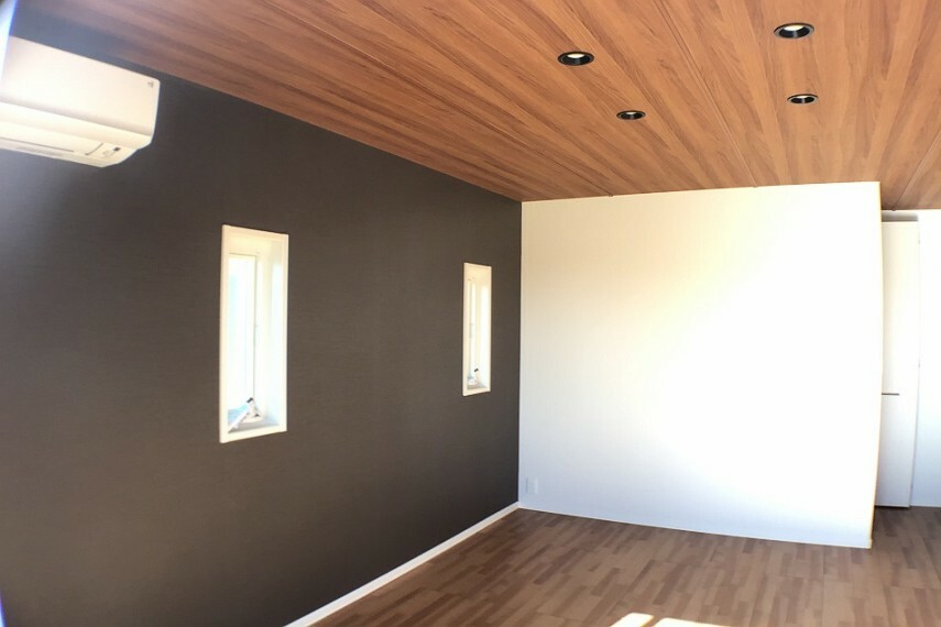 寝室 No.9_主寝室（撮影_2021年2月）バルコニーに面する開放的な主寝室は8.5畳です。木調仕上げの天井はLEDダウンライト装備で高級感があります。空調も付いています。