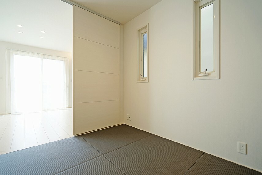 寝室 No.1_和室（撮影_2022年3月）リビング隣接のタタミルーム。シックで落ち着いた空間を演出します。