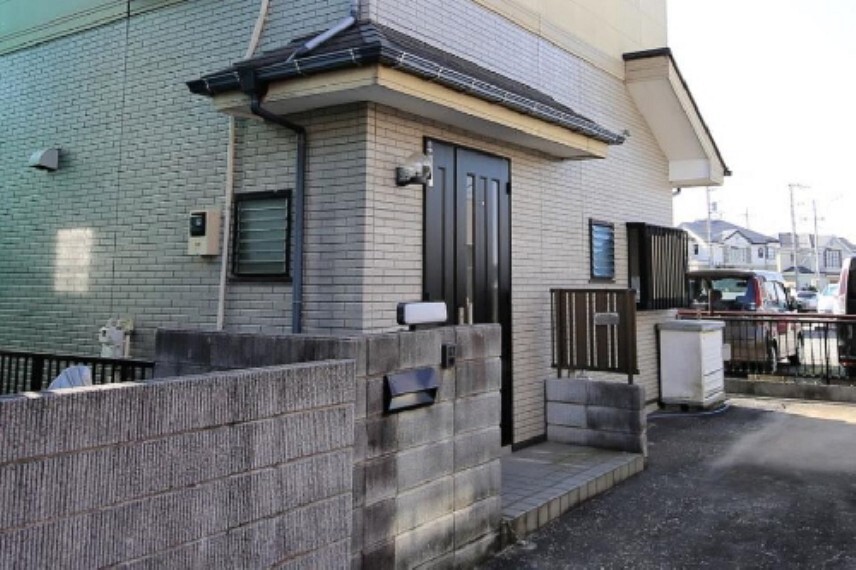 玄関 延床面積は97.95平米(約29.63坪)でございます!