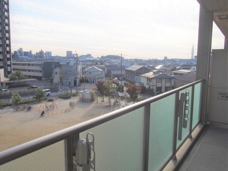 眺望 青空が広がるバルコニーからの眺め。広々とした空間に心が晴れ晴れとします。