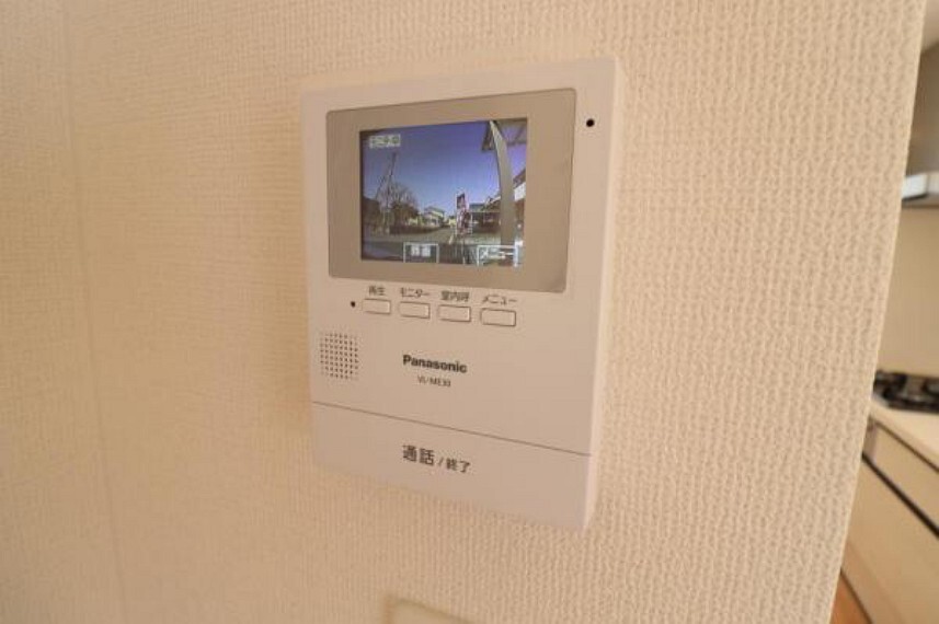 防犯設備 カラーモニター付インターホンで、来客者の顔を見ながら安心して対応できます。