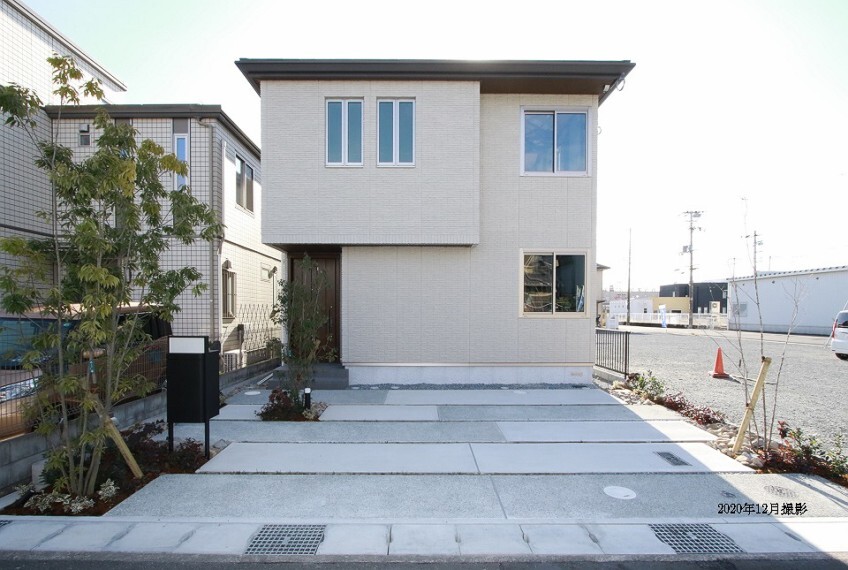 現況外観写真 ■3号地 鉄骨住宅【イズ・ロイエ】 5645万円(土地・建物・外構工事・水道分担金・消費税込)※プラン中の家具・車などは、販売価格に含まれておりません。