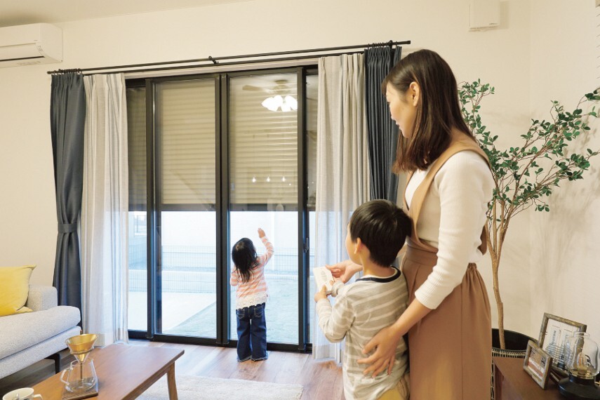 電動シャッター 窓を開けずに開閉でき、防犯対策とともに、雨風による汚れから窓を守ります。