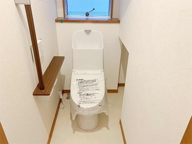 トイレ トイレットペーパーや掃除道具など収納できるスペースがありスッキリ使うことができます
