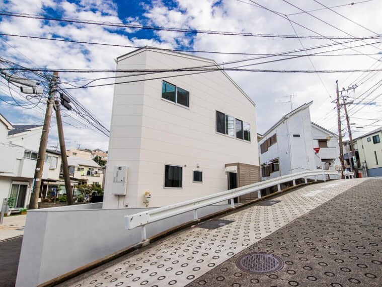 現況外観写真 『上大岡駅』徒歩6分の立地、落ち着きある街並と陽当たり良好な邸宅が誕生いたします。