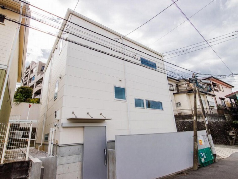 現況外観写真 表現された空間は豊かな光と風を纏い、暮らしの時間を豊かにしてくれます。デザインされた空間と競い合うかのような充実した建物設備も家族の時間を彩ってくれることでしょう。