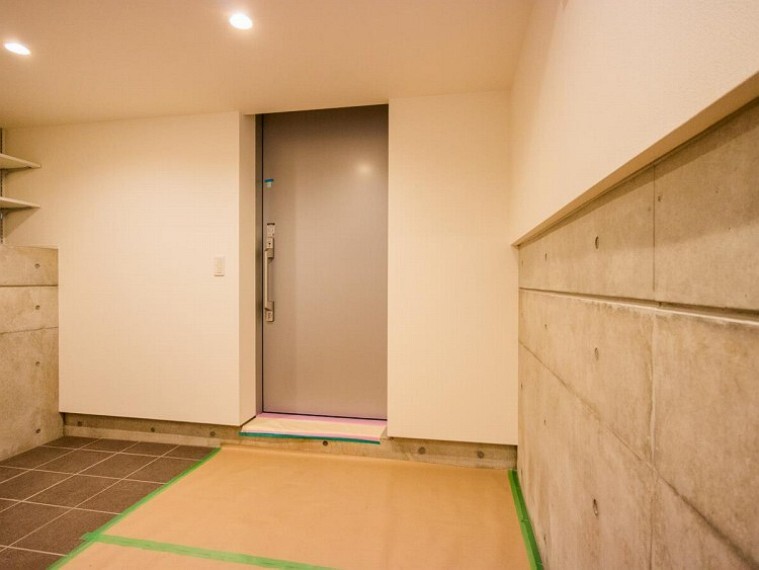 玄関 格調と気品を息づかせた個性的なデザイン空間が、住む人や訪れる人を室内へとやさしくエスコートします。内装内観写真-玄関