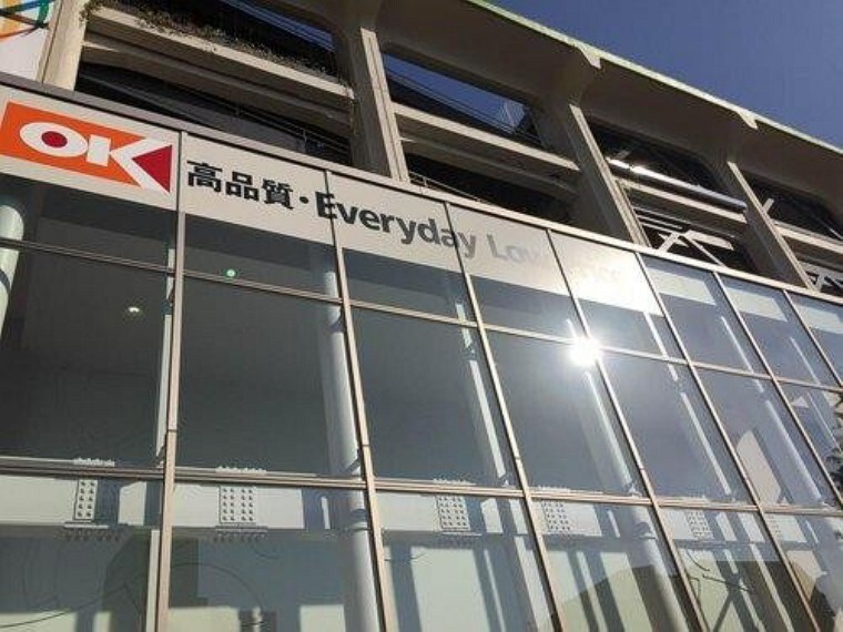 スーパー オーケーストア上大岡店(駐車場163台完備。関東圏を中心にお値打ち価格でコスパの良い商品を取り扱うと話題のお店。週末にまとめ買いもいいですね。 )
