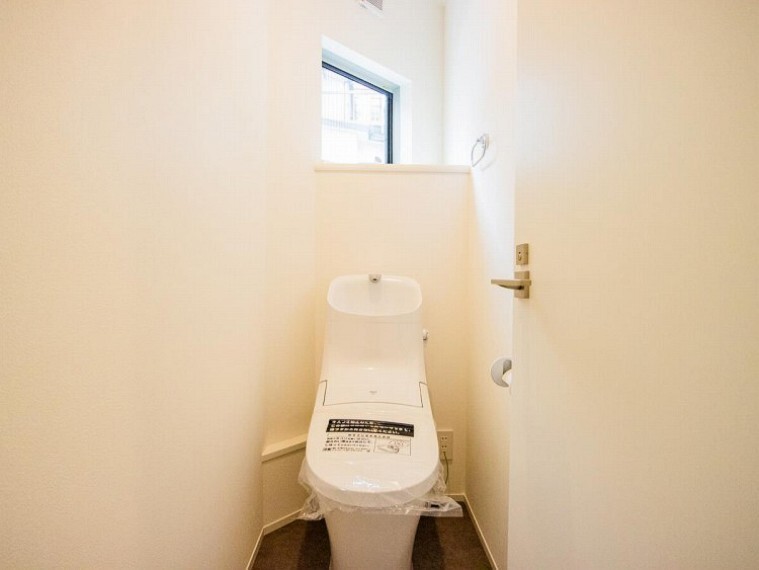 多機能型の温水洗浄付きトイレを標準設置しています。