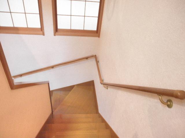 階段には採光、手すりがあります