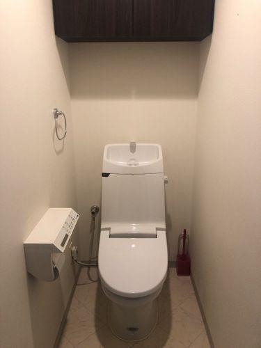 トイレ 上部に収納が付いています