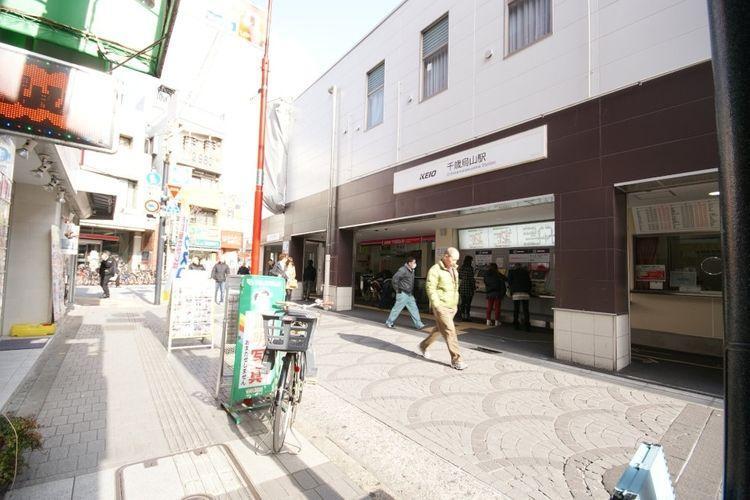 千歳烏山駅(京王線) 徒歩18分。 昔の地名の千歳村と烏山村が駅名の由来。駅前に広がる「えるもーる烏山」は日本で初めてスタンプカードを導入した商店街です。お店のジャンルも充実し、単身者からファミリー