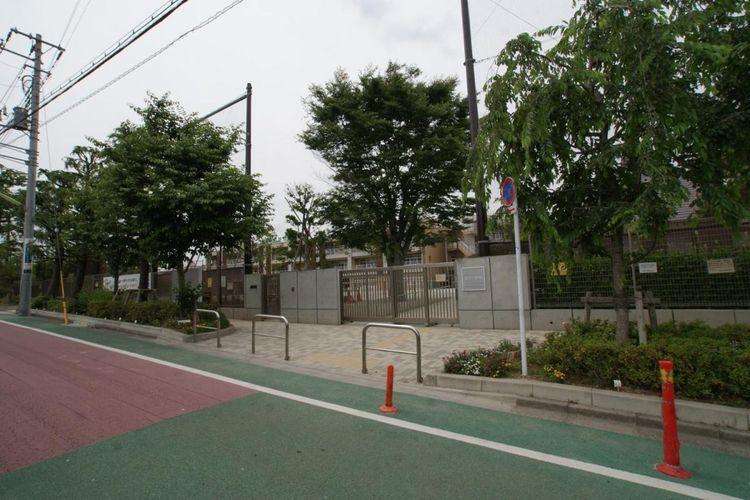 小学校 世田谷区立給田小学校 徒歩11分。