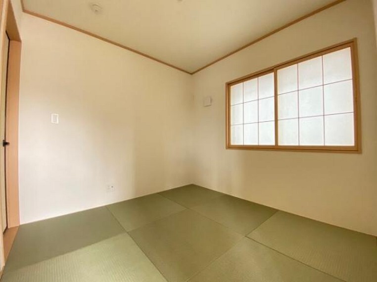和室 新しい畳の香りのする和室は、使い方色々!客室やお布団で寝るときにぴったりの空間ですね。