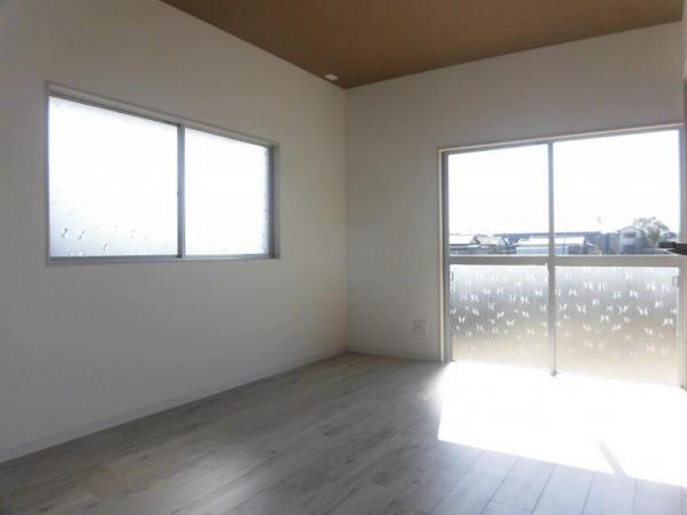 リフォーム済み。1階東側6帖の洋室です。フロアとクロスを張り替えています。2面採光となっていて明るい室内です。
