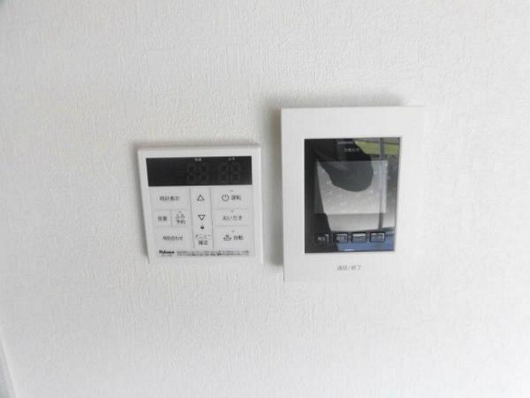 室内リビングに設置してあるドアホンの写真です。ドアホンはカラーテレビ付きを新設しております。誰が訪ねてきたか一目でわかるので安心ですね。録画機能も付いてます。