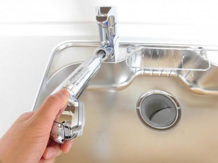 キッチン 新品キッチンの水栓金具は「かゆい所に手が届く」シャワータイプです。浄水機能付きなので毎日使うお水を安心してお使いいただけます。一体型の浄水器なので汚れにくくお手入れ簡単です。
