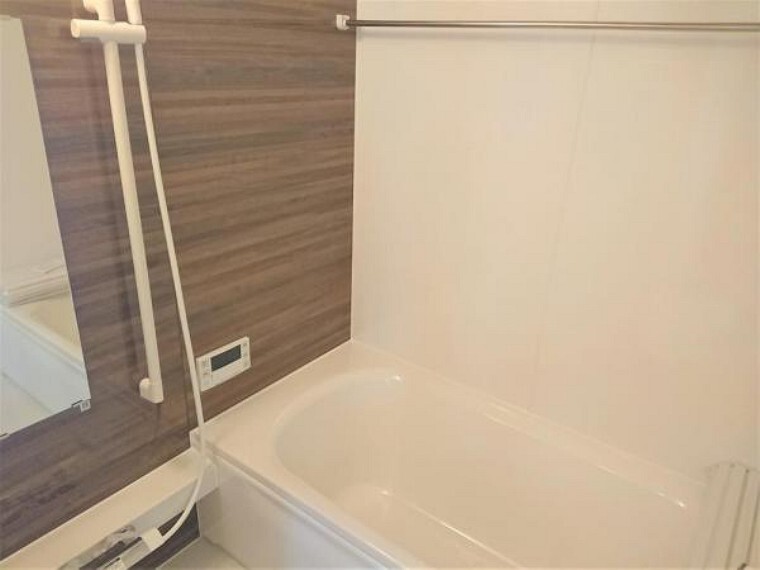浴室 【リフォーム済】浴室はハウステック製の新品のユニットバスに交換しました。足を伸ばせる1坪サイズの広々とした浴槽で、1日の疲れをゆっくり癒すことができますよ。