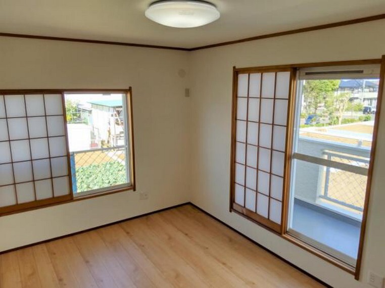 【リフォーム済】2階南東洋室の写真です。床はフローリングを張替え雰囲気をガラッと変えました。