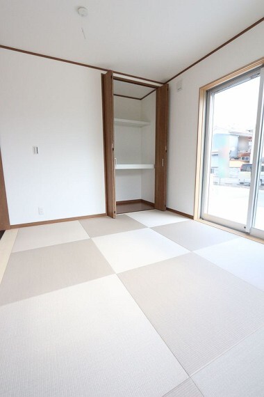 和室 クローゼットタイプの押入れはふすま貼替の手間も無く、お手入れ楽々です 寝室や客間として大変便利にご利用頂けます。 (同仕様)