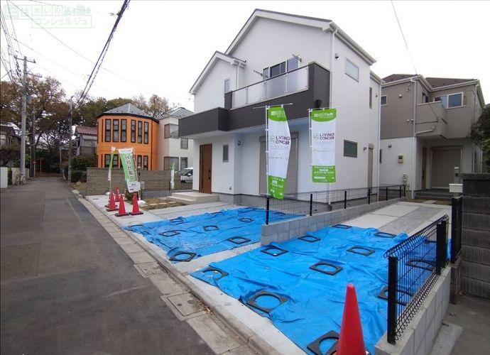 現況外観写真 《前面道路》 前面は西側4mの道路。 車通りは少なく、ほとんど居住者しか通らないのでお子様も安心ですね。