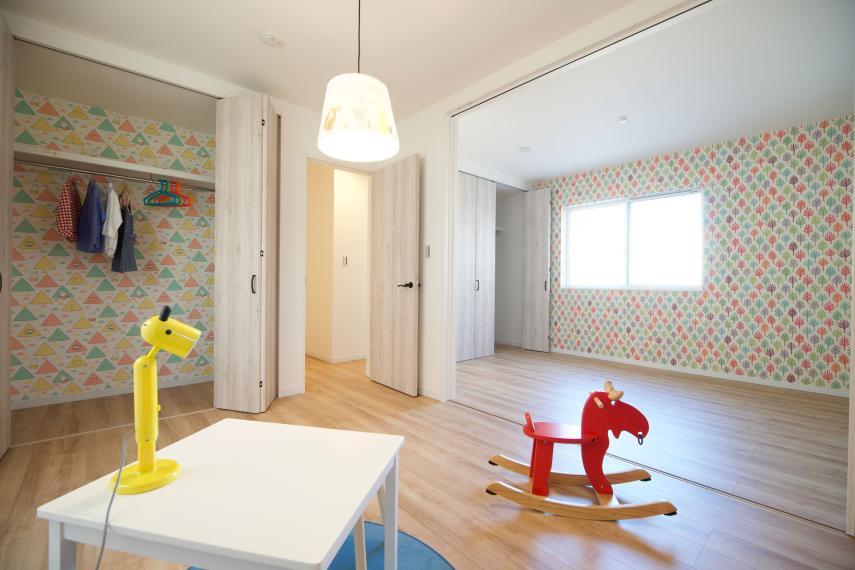 子供部屋 施工例■将来的に2室に分けれる子供部屋は、住み始めはご夫婦・お子様との寝室や兄弟の寝室に利用でき、家族の成長に合わせてそれぞれのお子様のお部屋に分けても利用できる、可変性の高いおススメの間取り配置です
