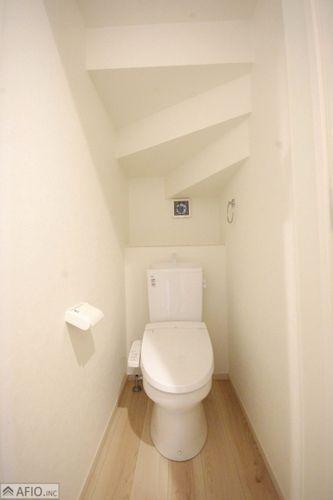 トイレ トイレが2箇所なので、大家族や来客の際にも安心です。