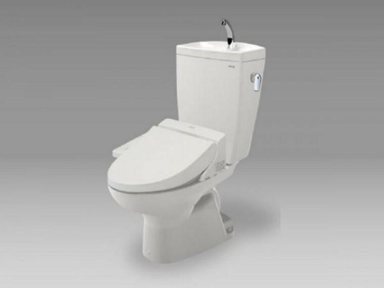 【同仕様写真】トイレはTOTO製の温水洗浄機能付きに新品交換します。表面は凹凸がないため汚れが付きにくく、継ぎ目のない形状でお手入れが簡単です。節水機能付きなのでお財布にも優しいですね。
