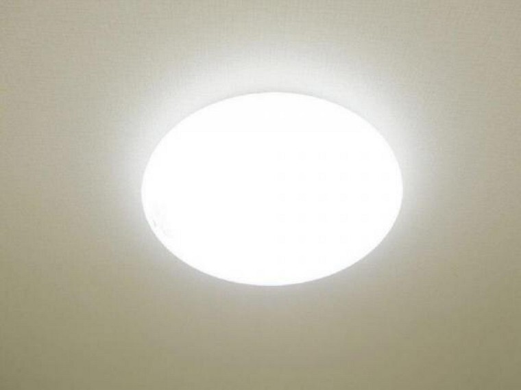 【同仕様写真】各居室にはLED照明器具を設置予定です。リモコン付きで操作も簡単。LEDですので節約にもなります。
