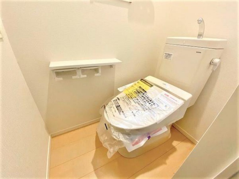 トイレ オート開閉のフタなので、手を触れず清潔・快適なトイレです!