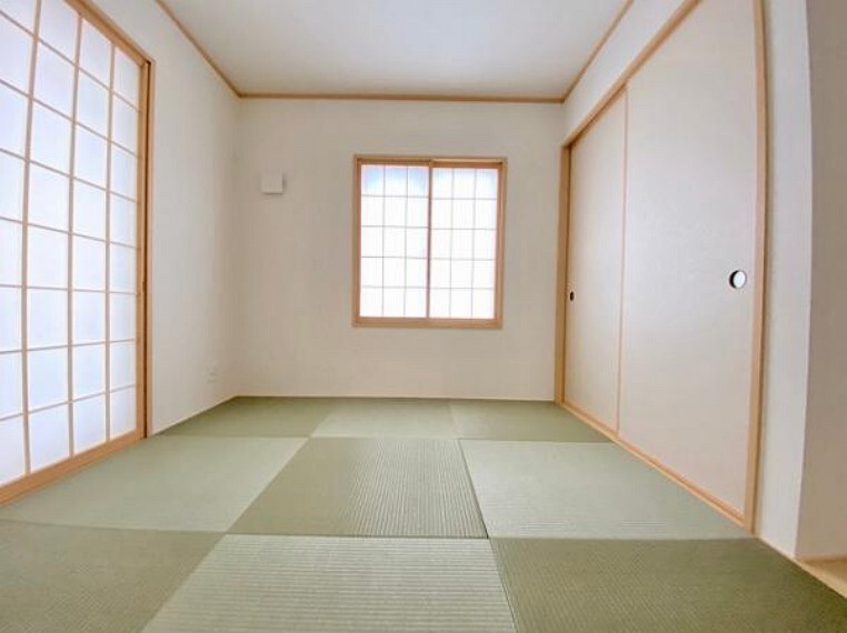 和室 新しい畳の香りのする和室は、使い方色々!客室やお布団で寝るときにぴったりの空間ですね。
