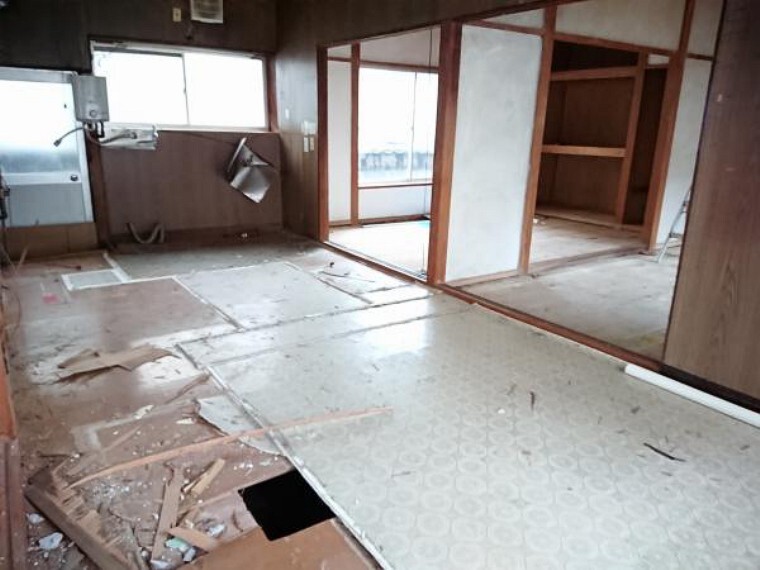 【リフォーム中】北東側和室はキッチン背面の空間として生かします。キッチンは対面キッチンを設置いたします。お子様の様子が見れたり、ご夫婦でのお話がしやすい形です。