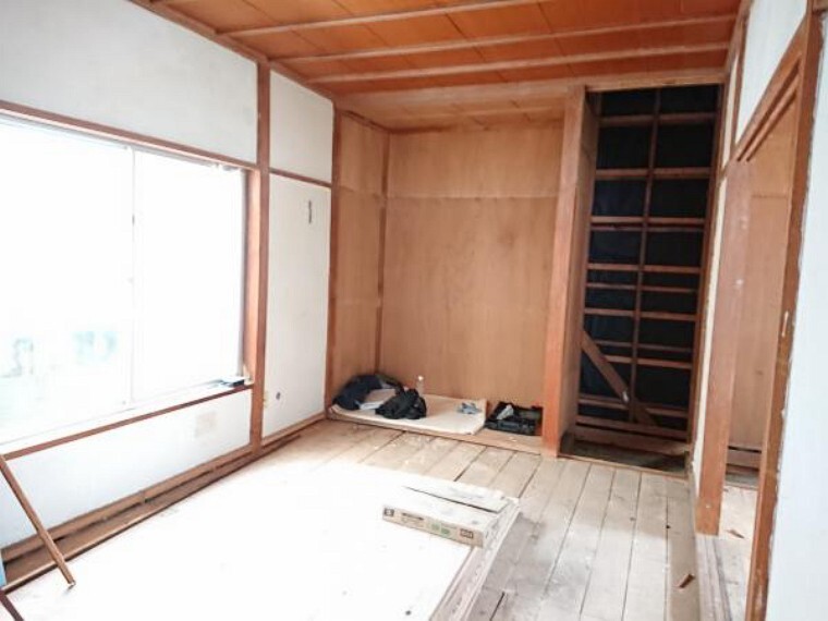 【リフォーム中】奥の和室二間は独立した洋室に変更します。床フローリング張替え、照明交換、建具交換、天井クロス張替えを行います。